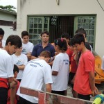 Douglas orientando os alunos